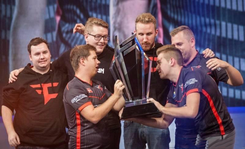 赛后群访AKi：今天队伍发挥的不是特别好吧，因为过程太坎坷了