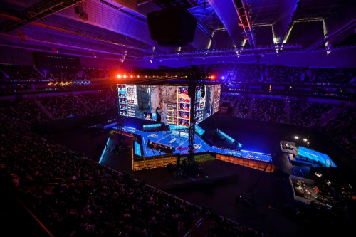 LPL主持余霜昨日赛后返图：这应该算芭比粉了吧～